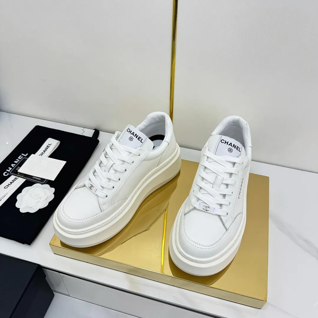 👟👟Ex-factory price 600👟👟 Upgraded version, upgraded version, upgraded version! No rebuttal accepted! ! ! ! Chanel Chanel panda shoes! 2025 counter's top casual sports shoes. This classic design; the upper is electro-embroidered with a variety of techniques; the outsole is fashionable and sporty; the unusual inclusion of a variety of color matching elements... The diversified mix and match is very good-looking and versatile, and can be used for leisure, fashion, sports, and outdoor... ꫛꫀꪝ Go➫ Materials: ❶Upper made of: original imported first-layer silk cowhide + original waterproof cloth + original first-layer cowhide ❷Inner lining: Original Yangli+Net ❸Outsole based on: Original TPU combination outsole Counter boutique packaging complete set for women 35–41 👉 👉 👉 👉 👉